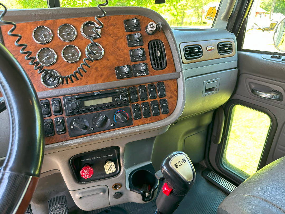 2009 PETERBILT 386 - Image 11